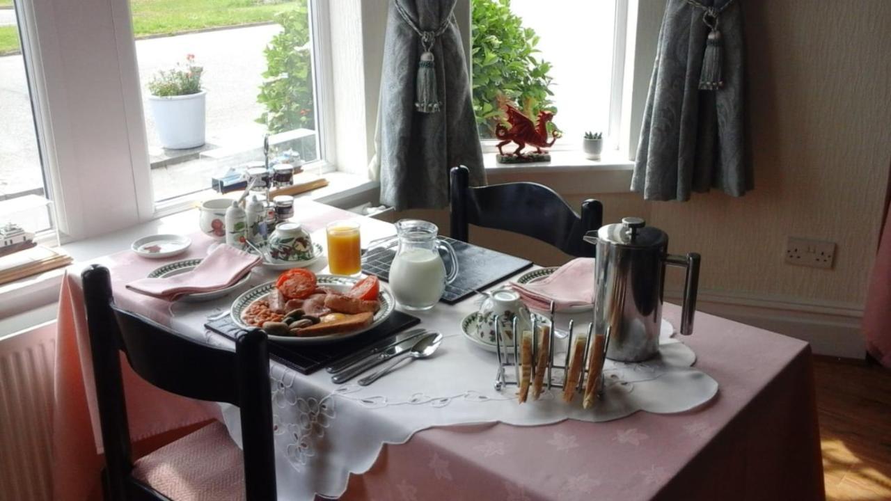 Craig-Y-Mor Hotel คริกเคียธ ภายนอก รูปภาพ